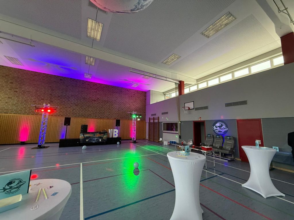 Stehtische mit weißen Hussen