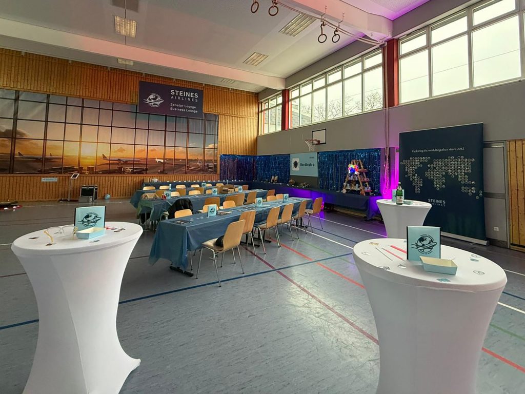 Stehtische mit weißen Hussen