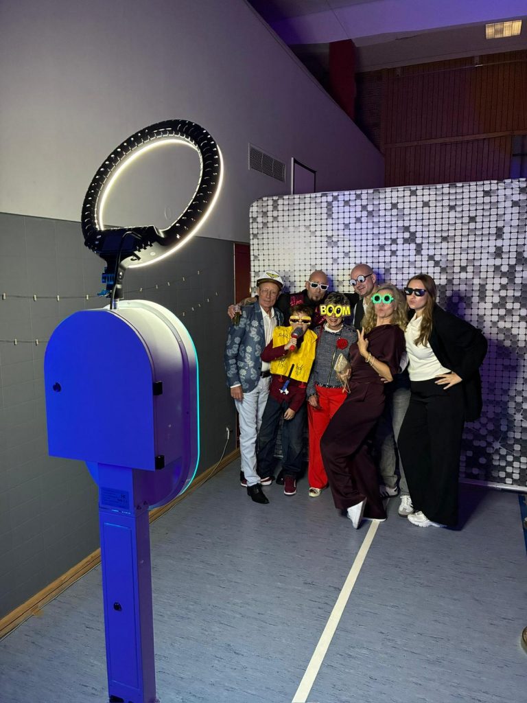 Vabesto Fotobox mit Ringlicht und mehreren Personen vor einem silbernen Fotohintergrund